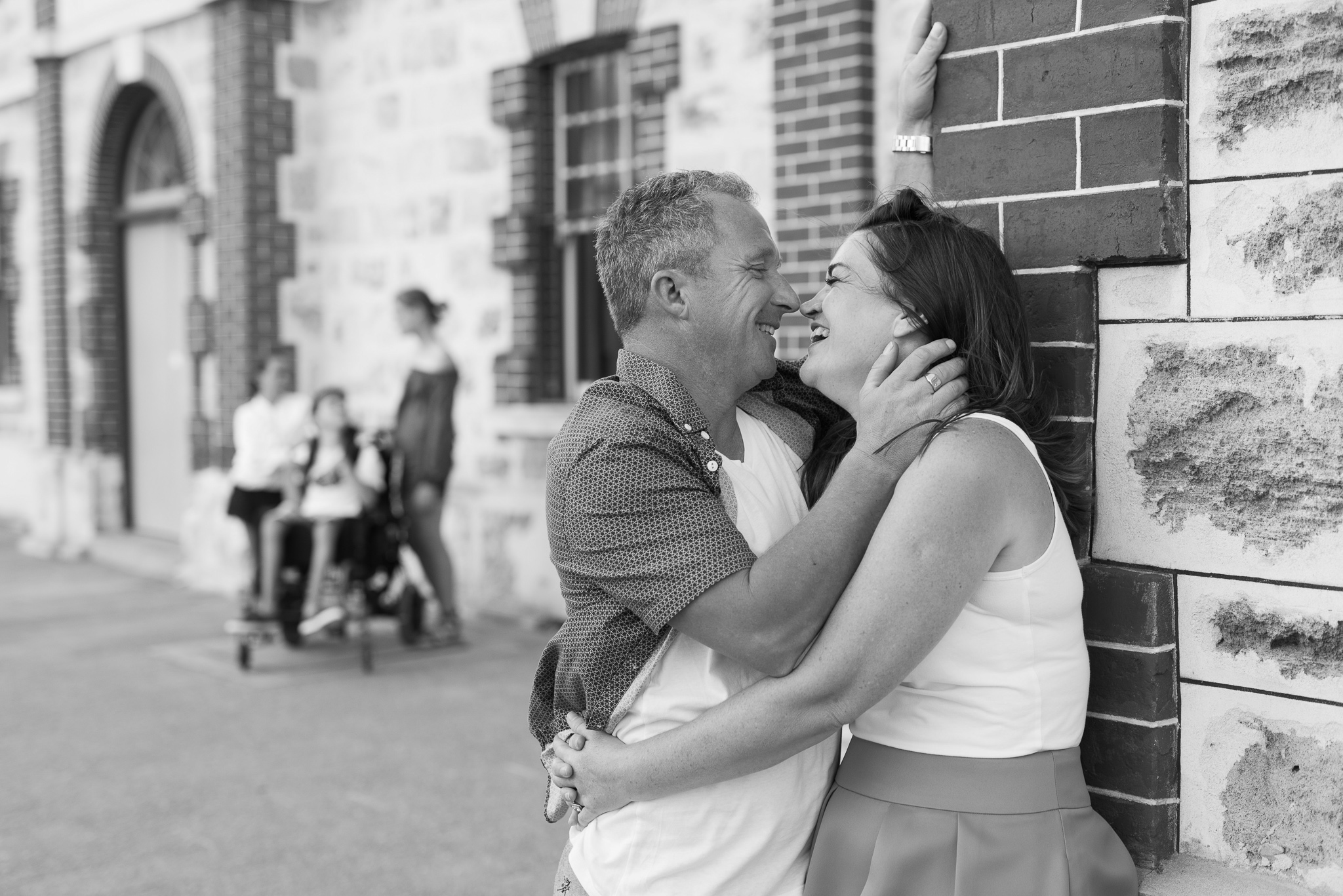 parents kissing with the kids in the background at Fremantle