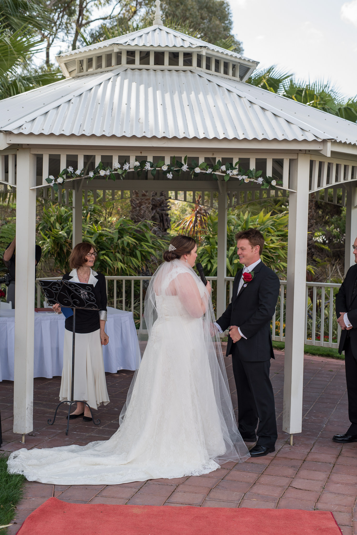 bride saying her vows at Joondalup rseort