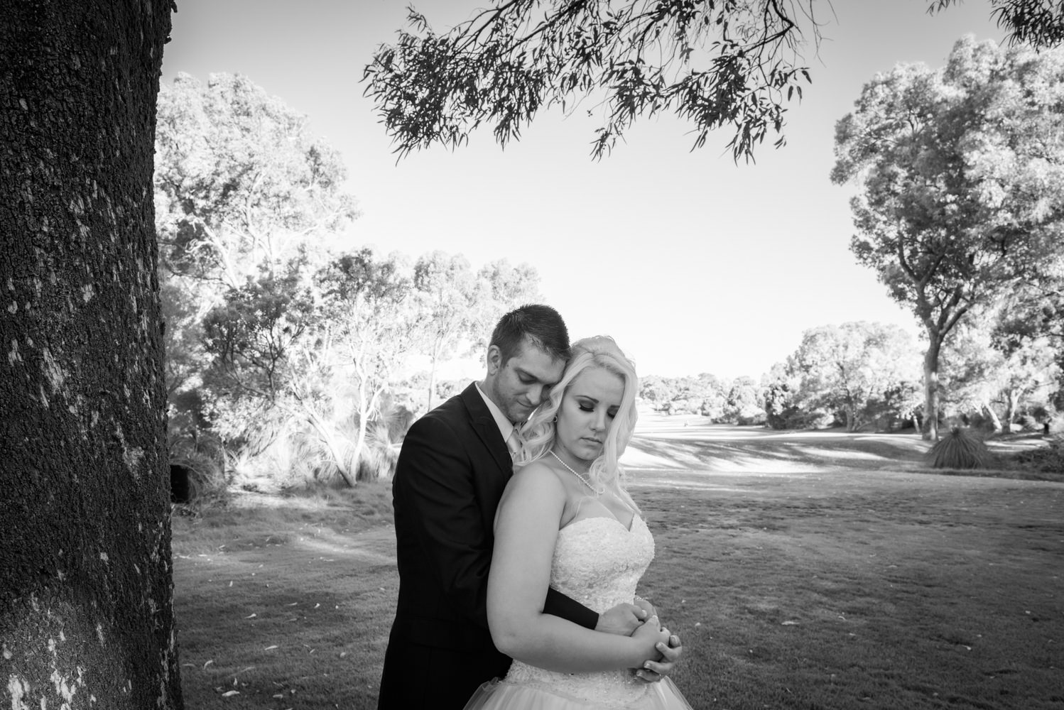 Bride and groom romantic photo on Joondalup golf course