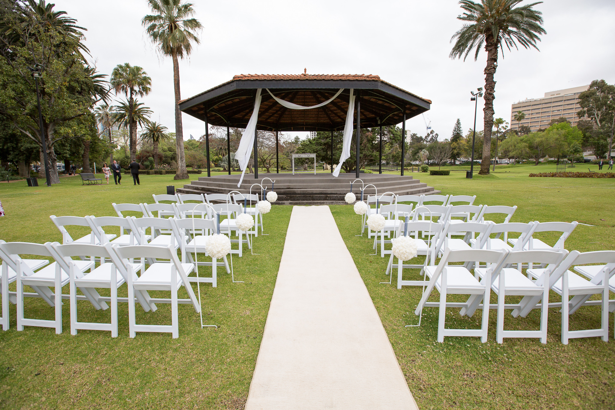 wedding ceremony setup at queens gardens